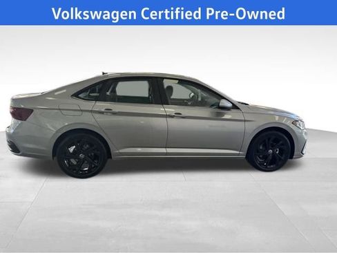 Certified 2025 Volkswagen Jetta SE w/ Sunroof Package image 10