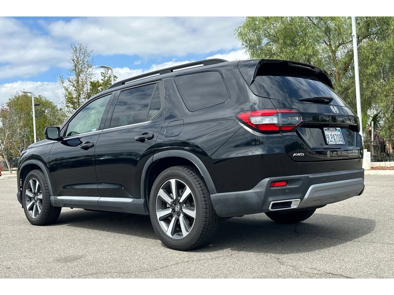 Used 2024 Honda Pilot Touring image 3
