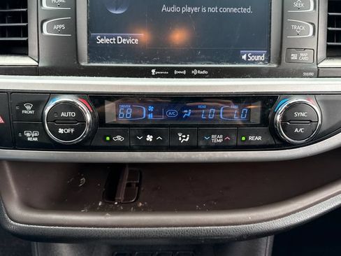 Used 2019 Toyota Highlander XLE AWD/4WD image 29