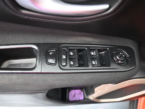Used 2016 Jeep Renegade Latitude FWD image 12
