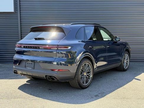 Used 2024 Porsche Cayenne AWD/4WD image 6