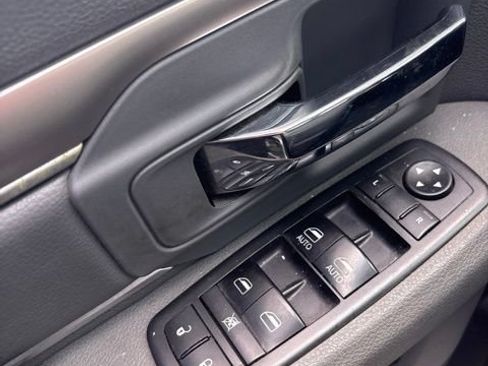 Used 2015 RAM 1500 Classic SLT AWD/4WD image 5