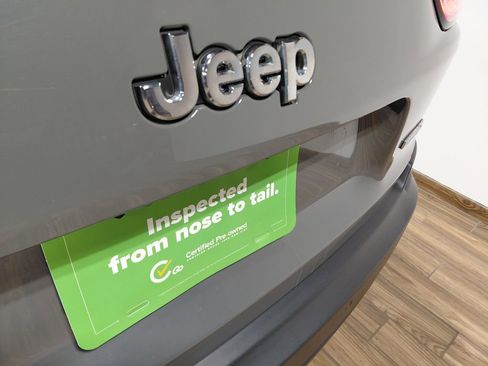 Certified 2019 Jeep Cherokee Latitude Plus w/ Cold Weather Group image 17