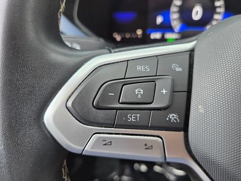 Used 2023 Volkswagen Taos SE w/ Panoramic Sunroof Package FWD image 20
