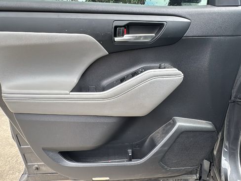 Used 2020 Toyota Highlander XLE image 12