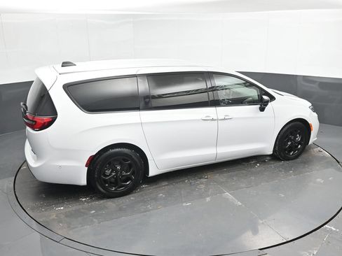Used 2024 Chrysler Pacifica Limited FWD image 39