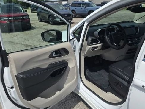Used 2024 Chrysler Pacifica Limited FWD image 11