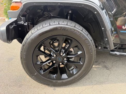 Used 2024 Jeep Wrangler Unlimited Sahara AWD/4WD image 9