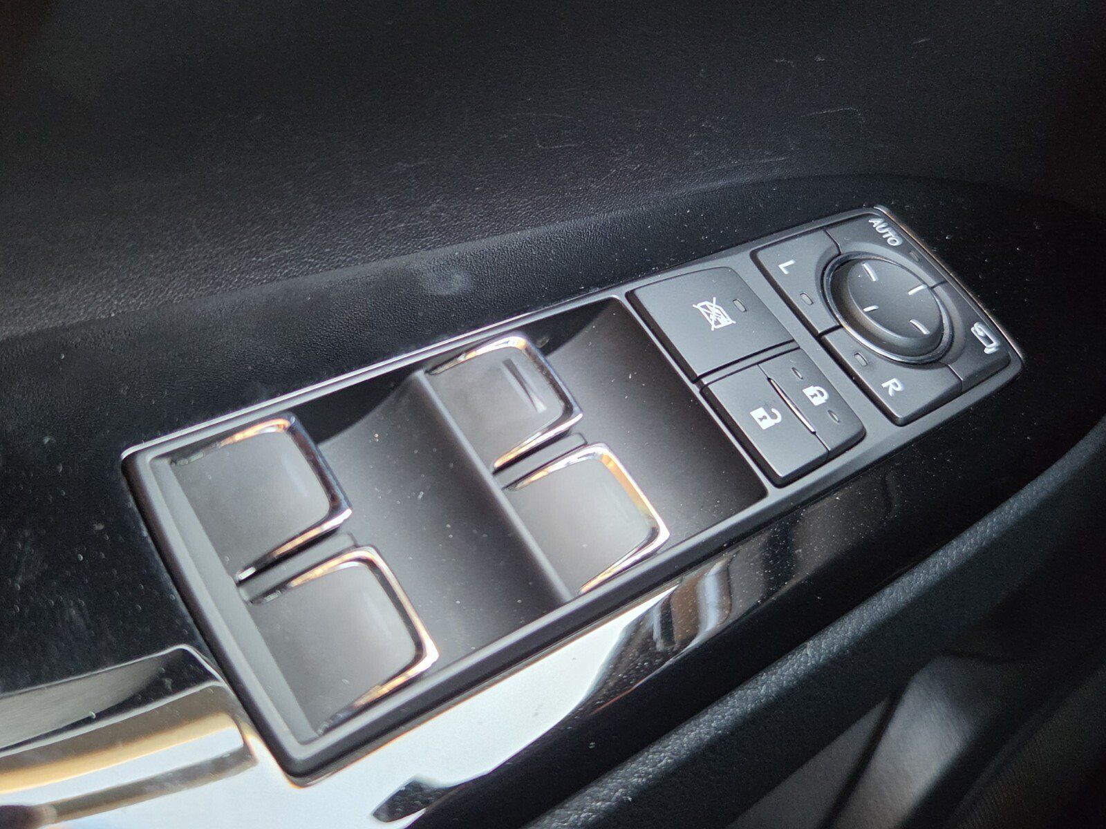 Used 2021 Lexus LX 570 4WD w/ Luxury Package image 32