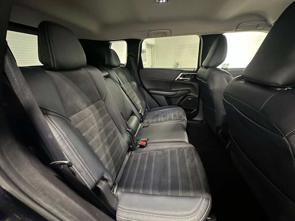 Used 2025 Mitsubishi Outlander AWD image 25
