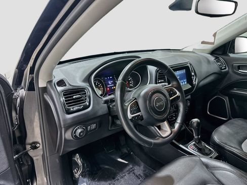 Used 2019 Jeep Compass Latitude FWD image 9
