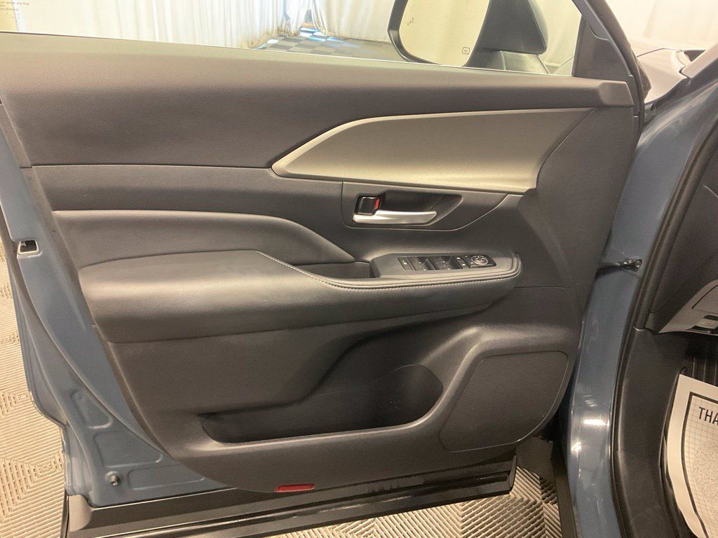 Used 2025 Toyota Grand Highlander AWD image 18