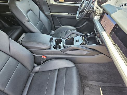 Certified 2024 Porsche Cayenne AWD/4WD image 15