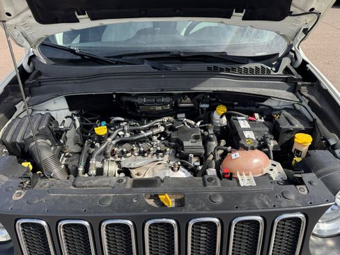 Used 2018 Jeep Renegade Latitude FWD image 26