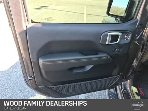 Used 2025 Jeep Wrangler Sahara image 25