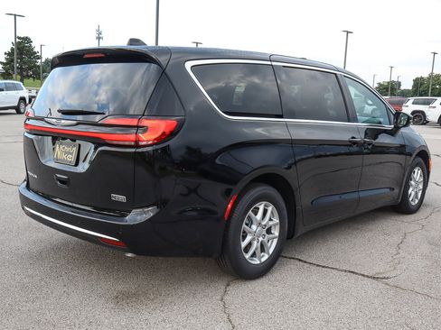 New 2026 Chrysler Pacifica Select image 5