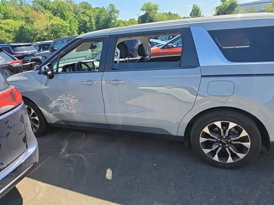 Used 2024 Kia Carnival EX FWD image 7