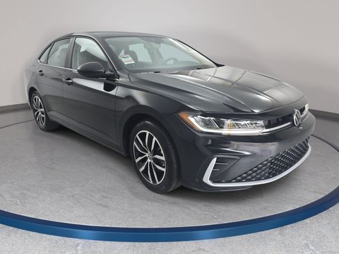 Certified 2025 Volkswagen Jetta SE FWD image 3