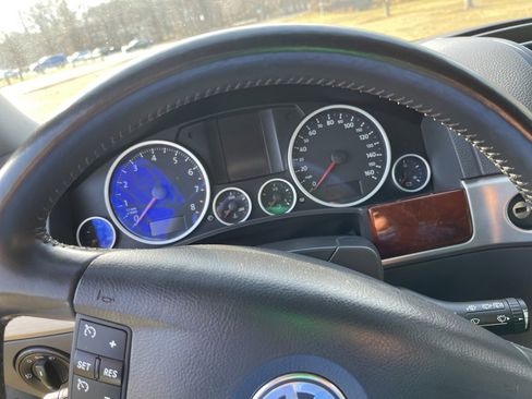 Used 2010 Volkswagen Touareg VR6 w/ Luxury Pkg image 32