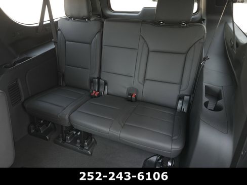 Used 2025 Chevrolet Suburban Z71 w/ Z71 Off-Road Package AWD/4WD image 37