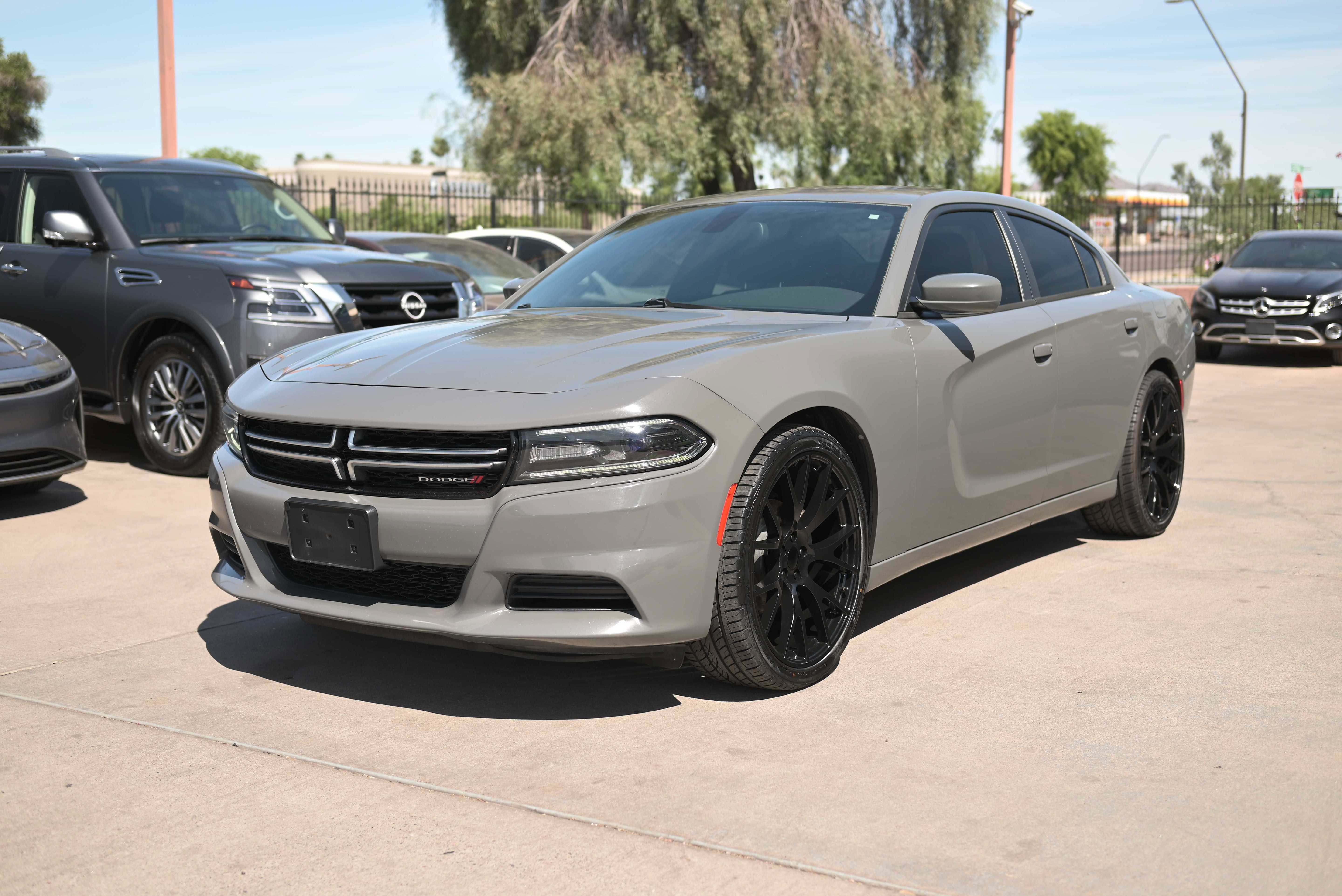 Used 2017 Dodge Charger SE RWD image 1