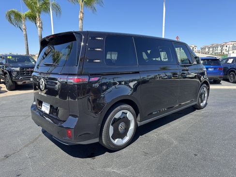 Certified 2025 Volkswagen ID. Buzz Pro S RWD image 9