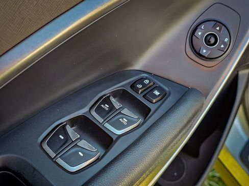 Used 2017 Hyundai Santa Fe SE w/ Cargo Package image 12