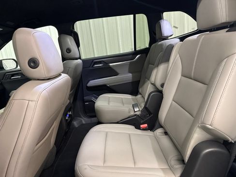 Used 2026 GMC Acadia Elevation w/ Elevation Premium Package FWD image 13