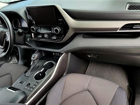 Used 2023 Toyota Highlander LE image 16
