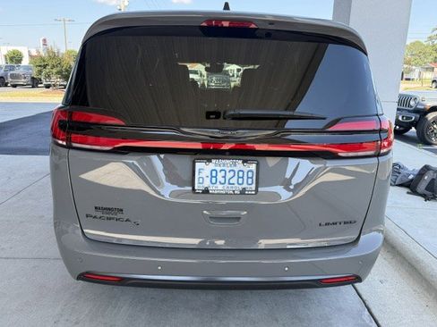 Used 2025 Chrysler Pacifica Limited FWD image 11