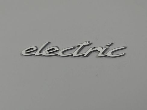 Certified 2025 Porsche Macan Electric RWD image 13