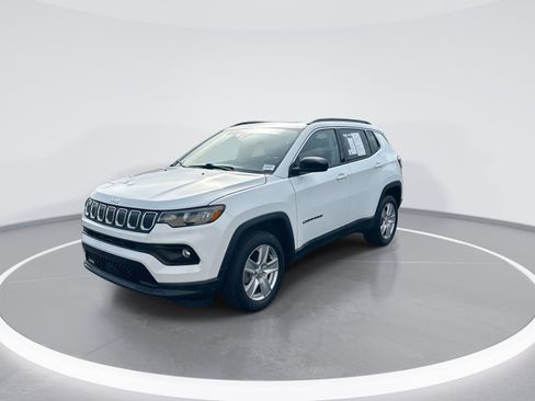 Used 2022 Jeep Compass Latitude w/ Sun and Sound Group AWD/4WD image 5