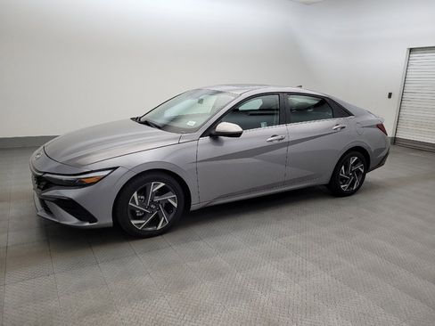 Used 2025 Hyundai Elantra SEL FWD image 2