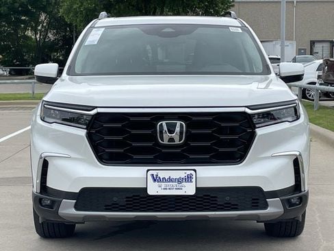 Used 2025 Honda Pilot Touring image 8