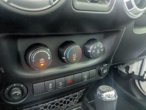 Used 2014 Jeep Wrangler Unlimited Sahara w/ Connectivity Group AWD/4WD image 17