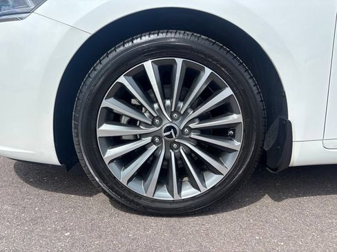 Used 2017 Kia Cadenza Premium w/ Luxury Package FWD image 37