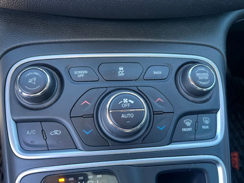 Used 2015 Chrysler 200 Limited w/ Convenience Group image 29