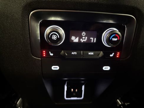 Used 2023 GMC Yukon SLT w/ SLT Premium Package image 39