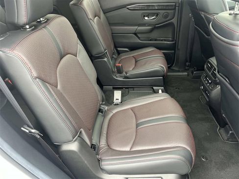 Used 2025 Honda Pilot Black Edition image 34