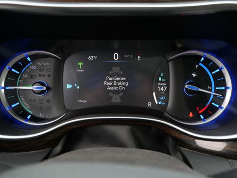 Used 2021 Chrysler Pacifica Limited w/ Uconnect Theater Family Group FWD image 39