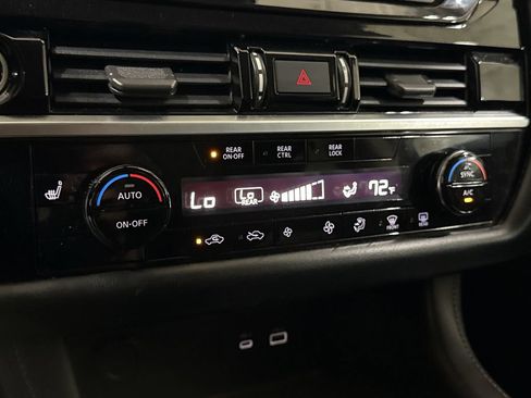 Used 2022 Nissan Pathfinder SV AWD/4WD image 16