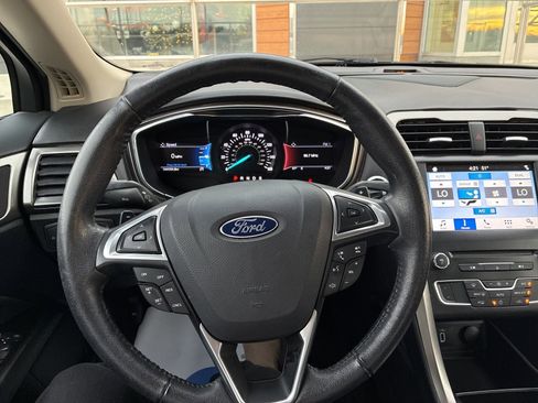 Used 2017 Ford Fusion SE w/ Equipment Group 201A image 19