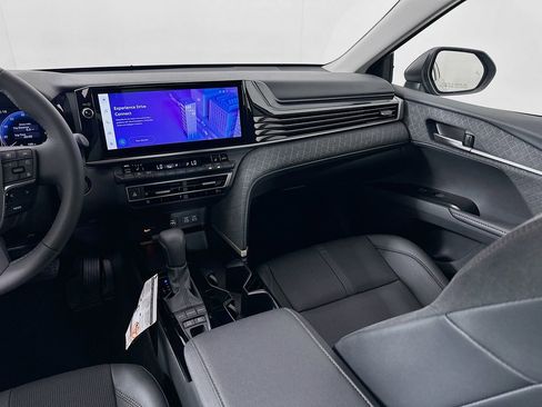 Used 2025 Toyota Camry XLE image 23