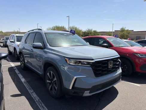Used 2025 Honda Pilot Touring image 2