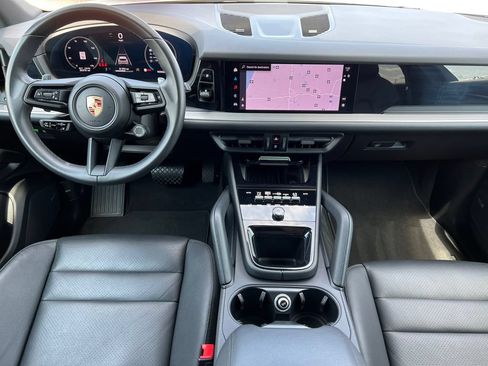 Used 2025 Porsche Cayenne AWD/4WD image 2