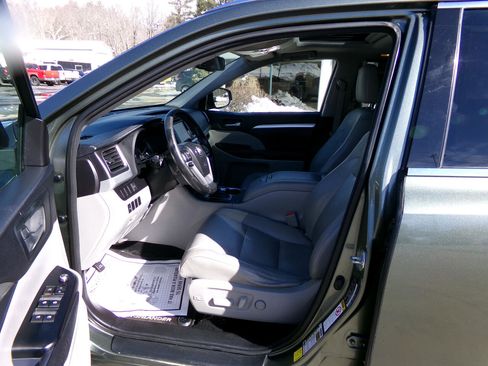 Used 2015 Toyota Highlander XLE image 9