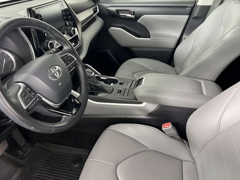 Used 2020 Toyota Highlander XLE AWD/4WD image 4