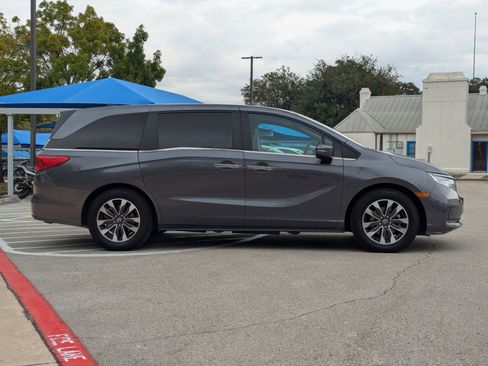 Used 2024 Honda Odyssey EX-L image 3