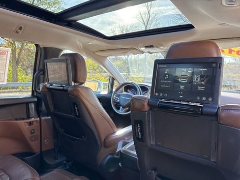 Used 2017 Chrysler Pacifica Limited image 17