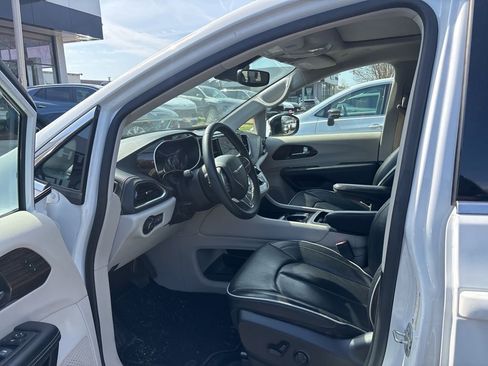 Used 2023 Chrysler Pacifica Limited image 13